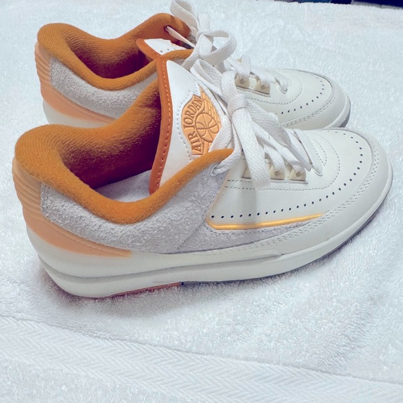 Nike Unisex-Adult Low-top Sneakers | Size 4.5 |cream/orange color - Picture 5 of 12